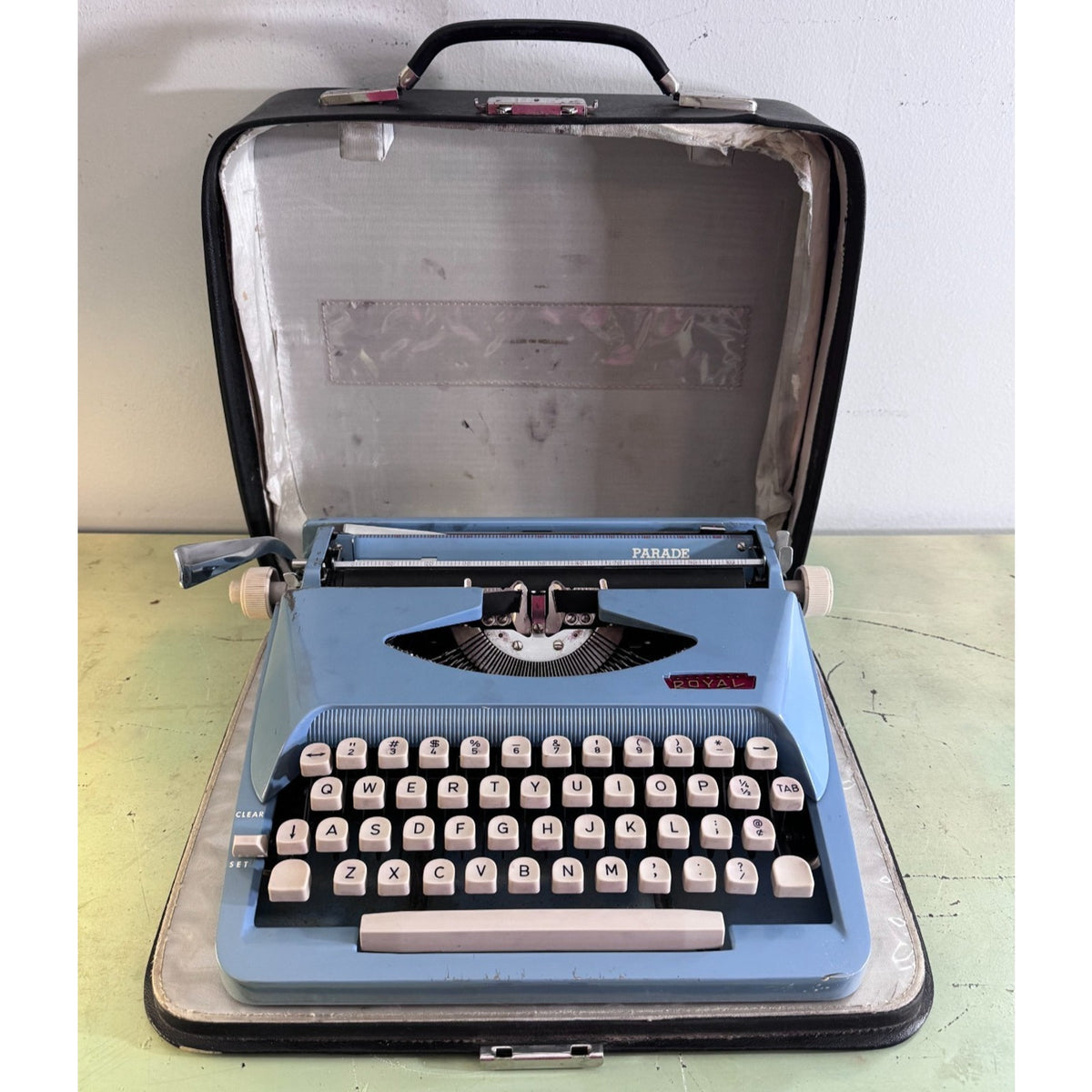 Powder Blue Royal Parade Typewriter • Cleaned & Tested w/Case • Holland-Made
