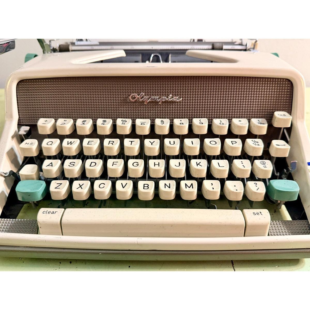 Olympia SM7 De Luxe Typewriter • Cream & Taupe • West Germany w/Case
