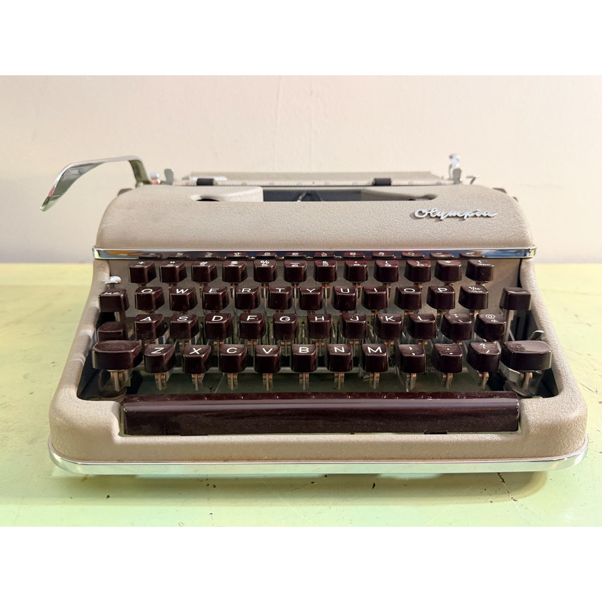 Gray Olympia SM3 Typewriter • Chocolate Keys • w/Cleaning Kit & Case • Tested