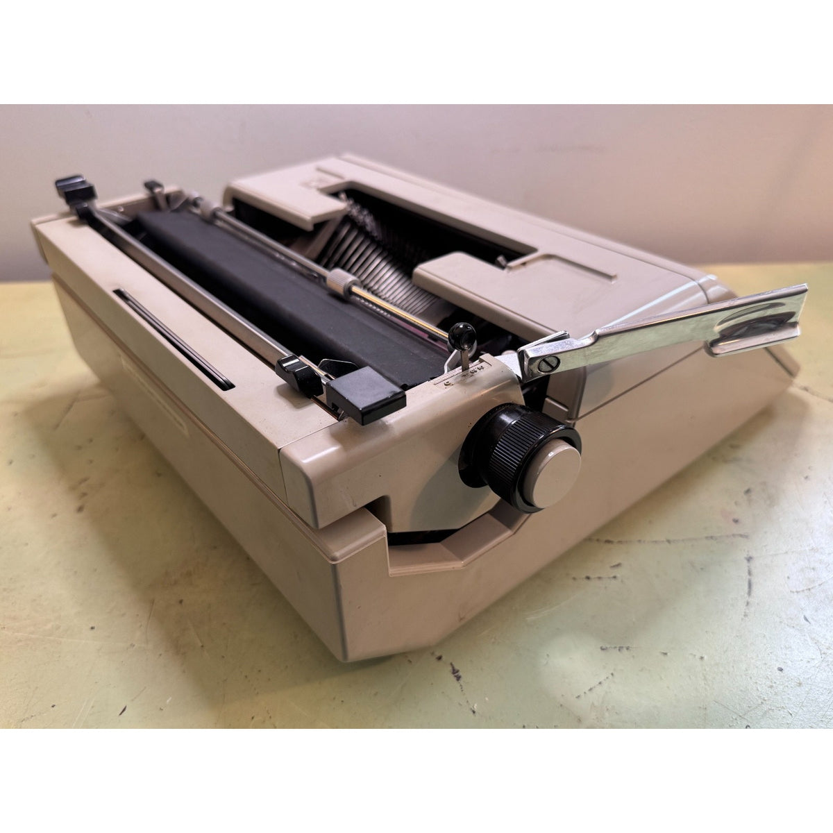 Tan Olivetti Studio 45 Typewriter • Barcelona, Spain • Tested, w/Case & Papers