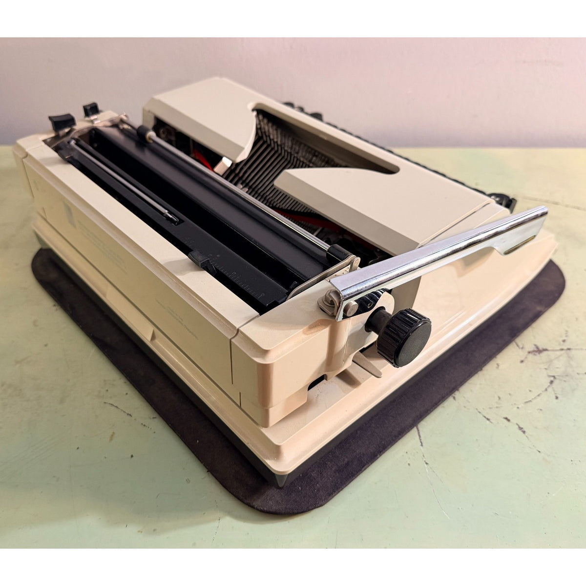1978 Erika Model 40 Portable Typewriter • QWERTY keyboard • East German w/Case