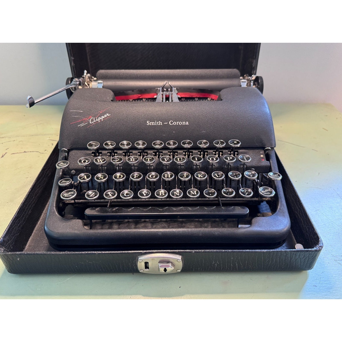 Smith-Corona Clipper Typewriter • Black Crinkle • Glass Key Portable w/Case
