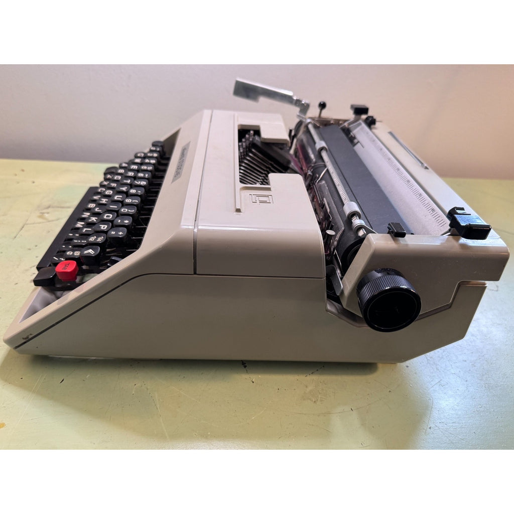 Tan Olivetti Studio 45 Typewriter • Barcelona, Spain • Tested, w/Case & Papers