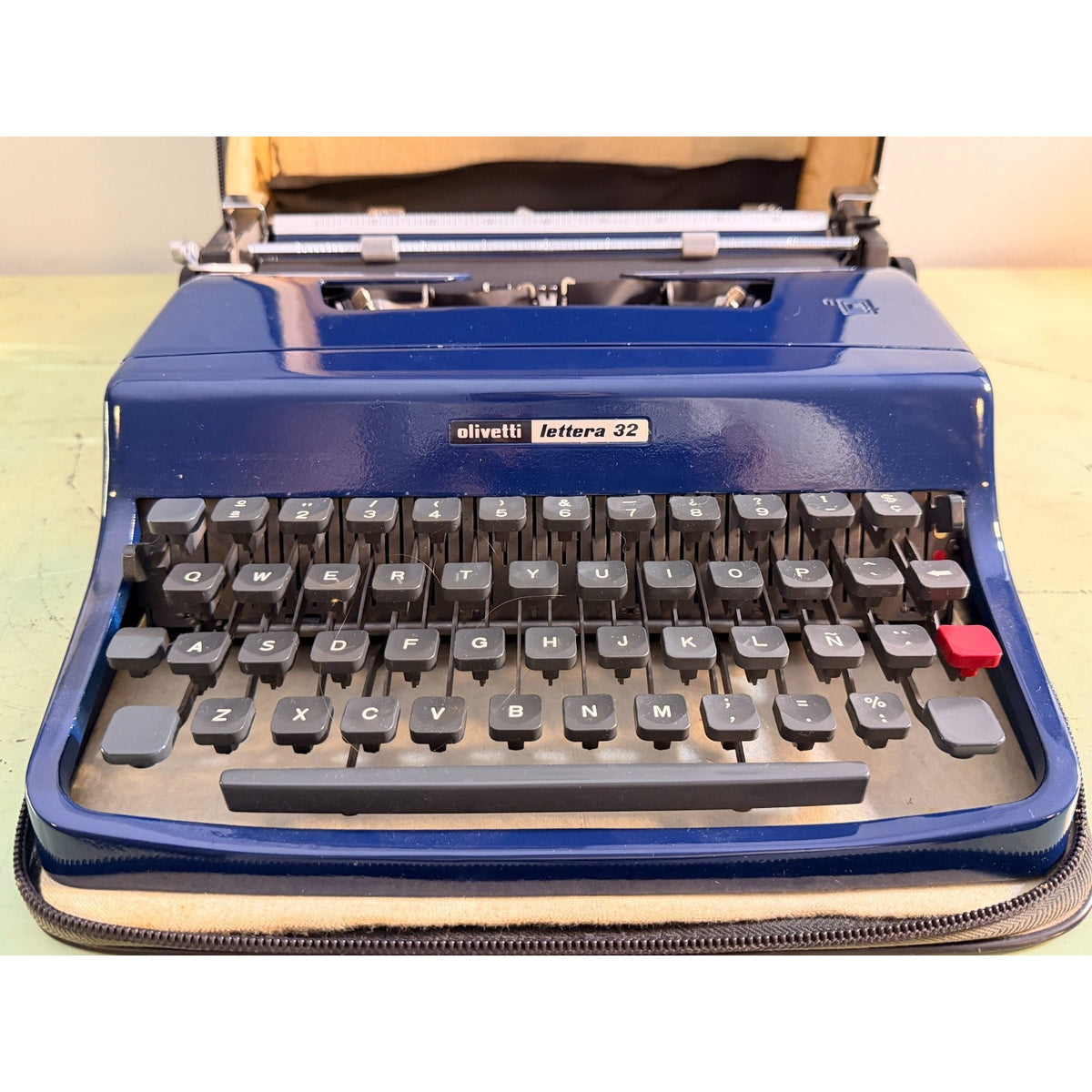 1974 Olivetti Lettera 32 Typewriter • Rare Deep Navy Blue • 085 Cubic Typeface