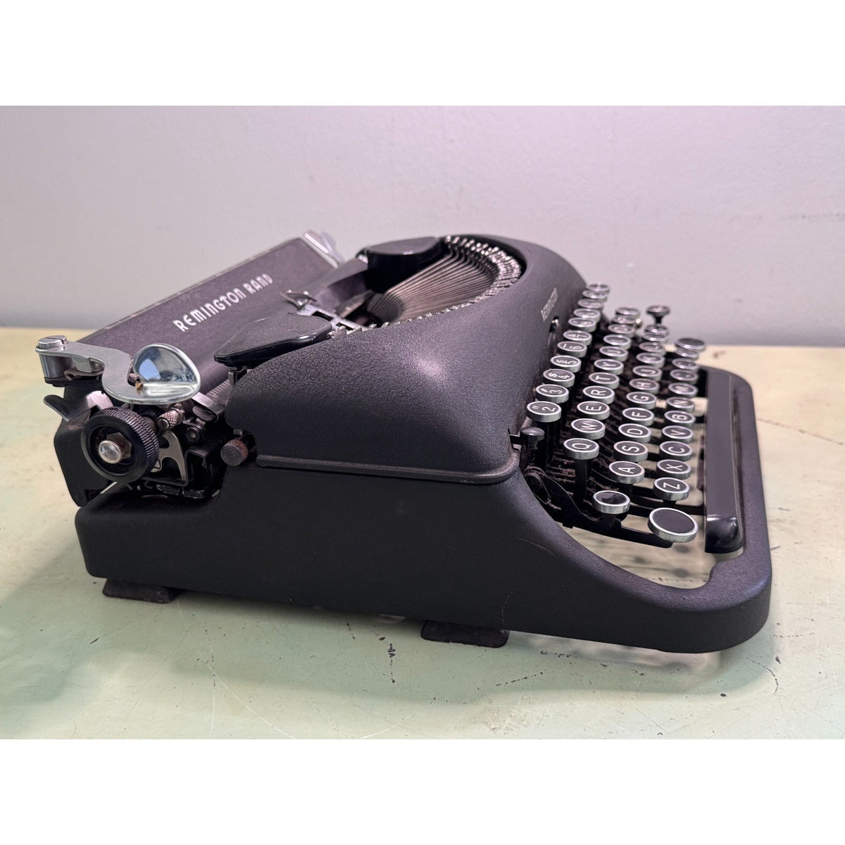 1940s Remington Rand De Luxe Model 5 • Black Portable Typewriter w/Case