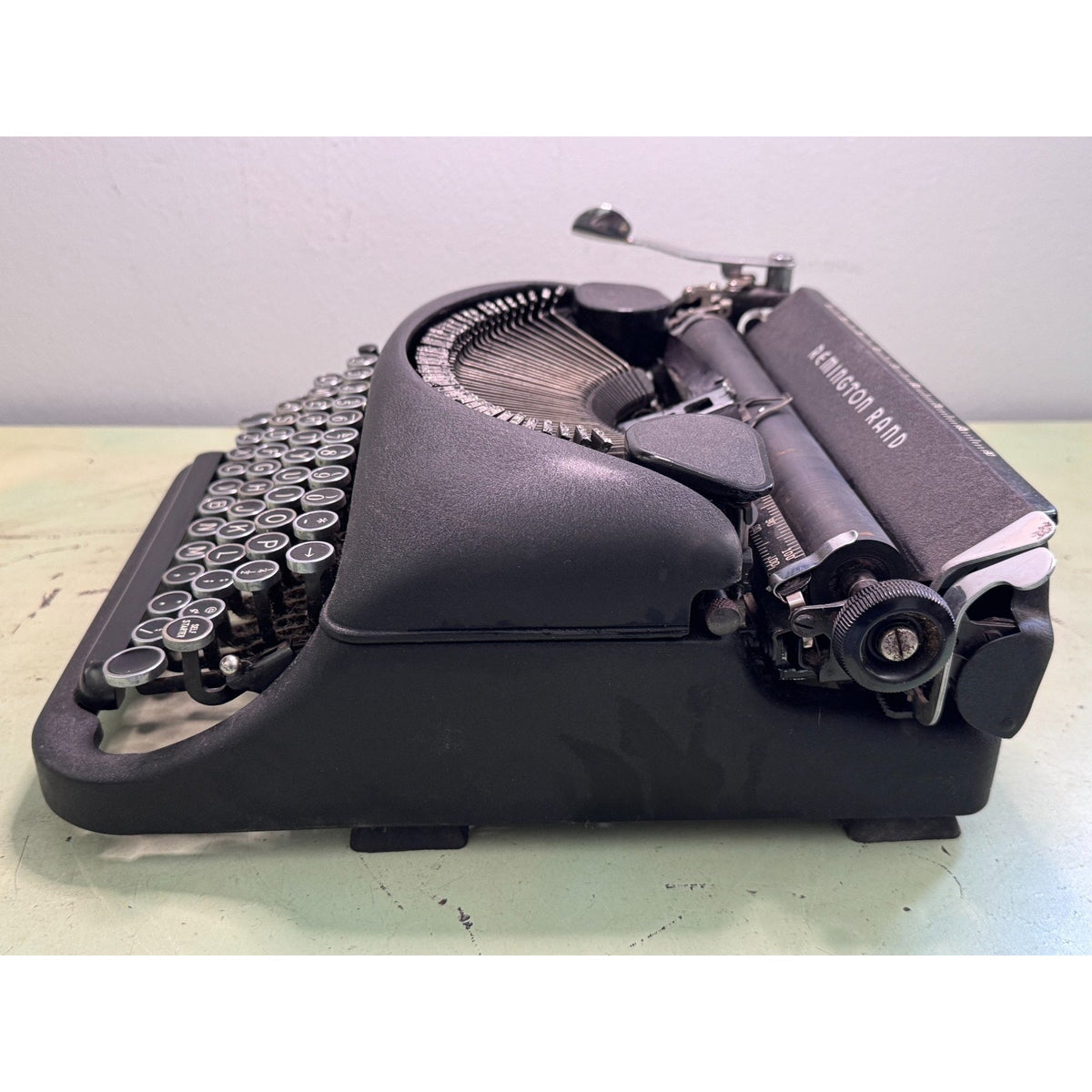 1940s Remington Rand De Luxe Model 5 • Black Portable Typewriter w/Case