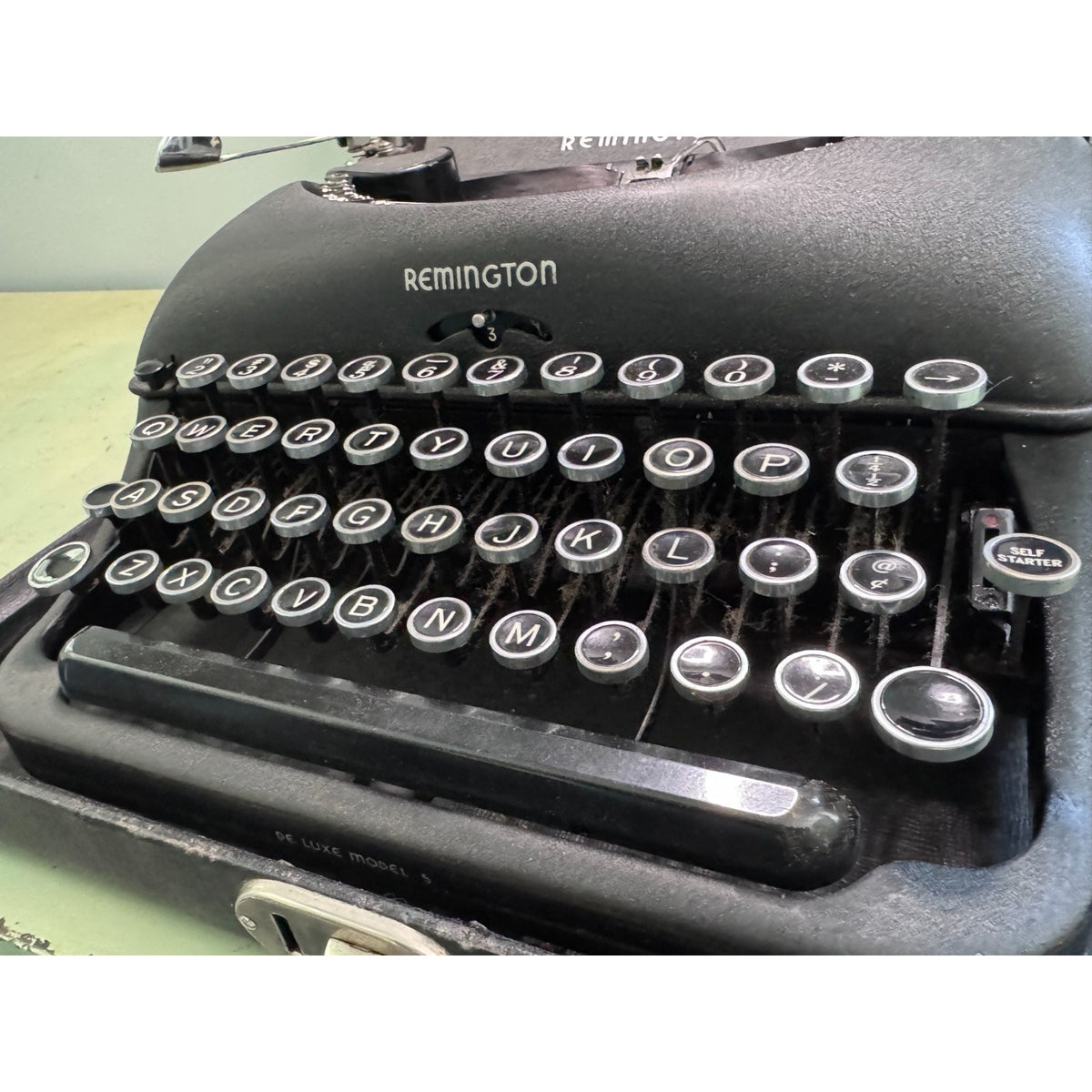 1940s Remington Rand De Luxe Model 5 • Black Portable Typewriter w/Case