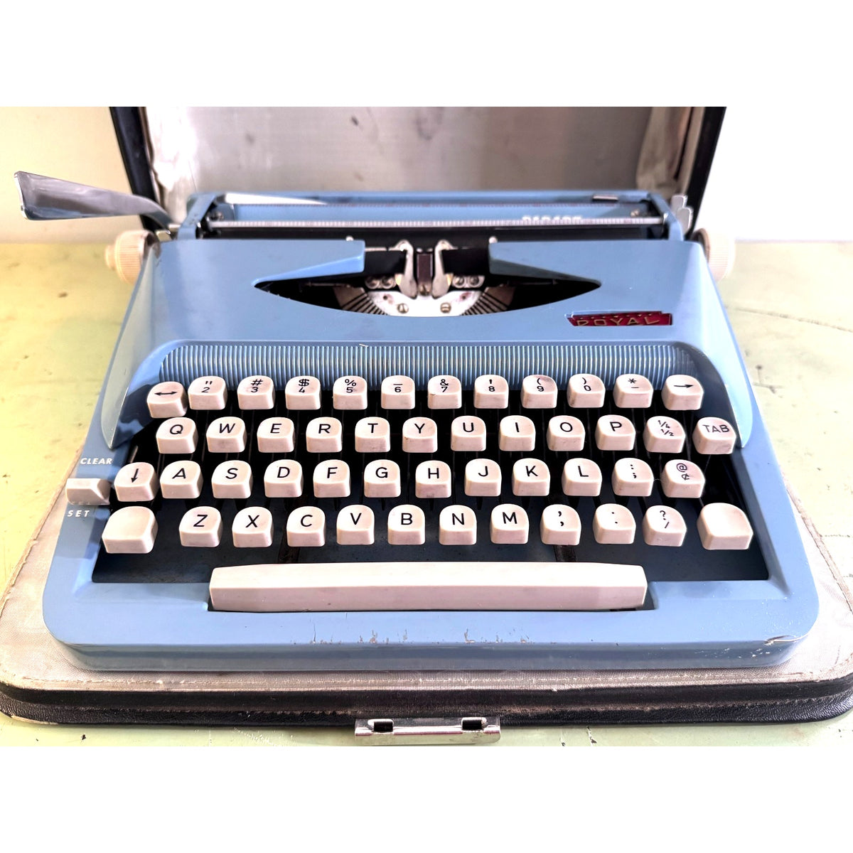 Powder Blue Royal Parade Typewriter • Cleaned & Tested w/Case • Holland-Made