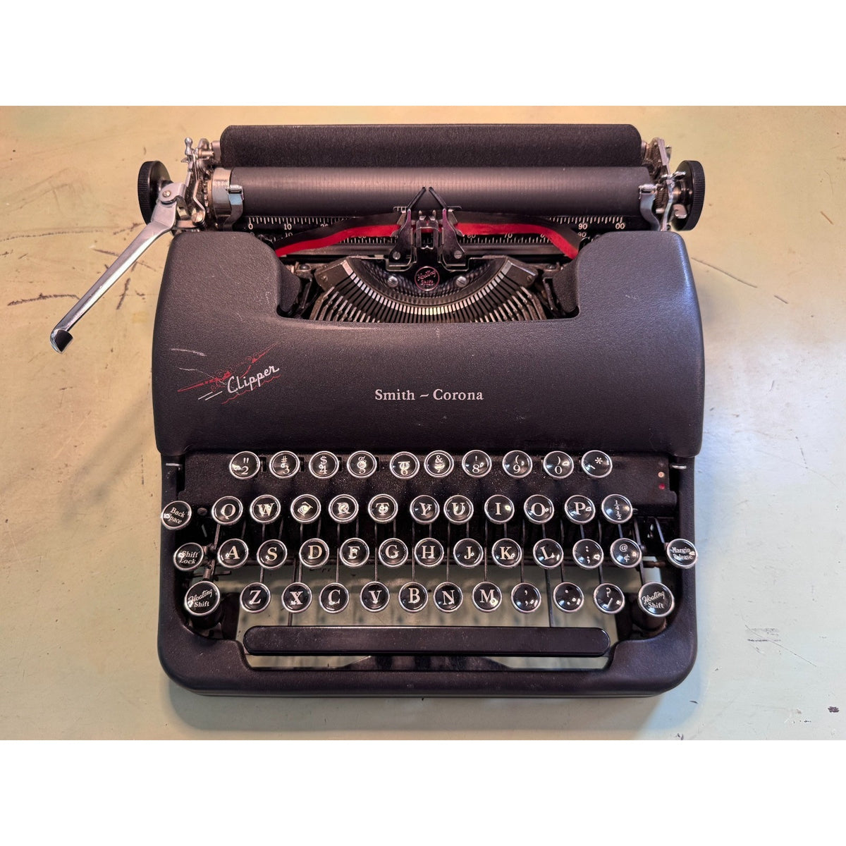 Smith-Corona Clipper Typewriter • Black Crinkle • Glass Key Portable w/Case