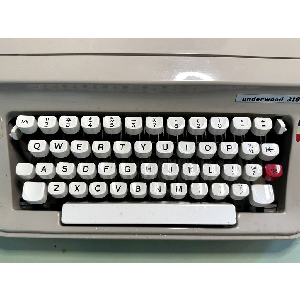 Underwood 319 Portable Typewriter w/Case • Serviced, Tested Spanish-Made Manual