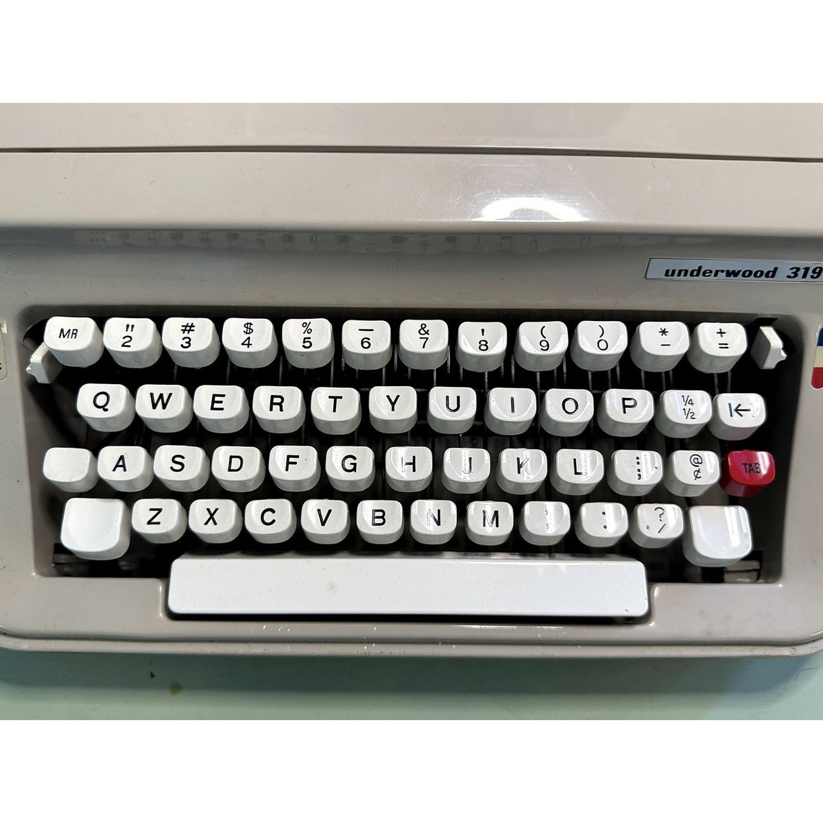 Underwood 319 Portable Typewriter w/Case • Serviced, Tested Spanish-Made Manual