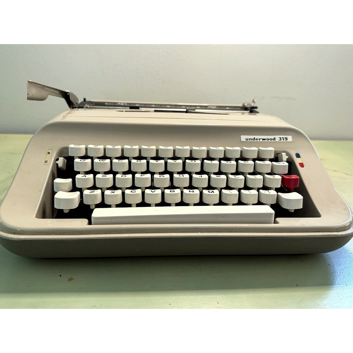 Underwood 319 Portable Typewriter w/Case • Serviced, Tested Spanish-Made Manual