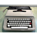 Underwood 319 Portable Typewriter w/Case • Serviced, Tested Spanish-Made Manual