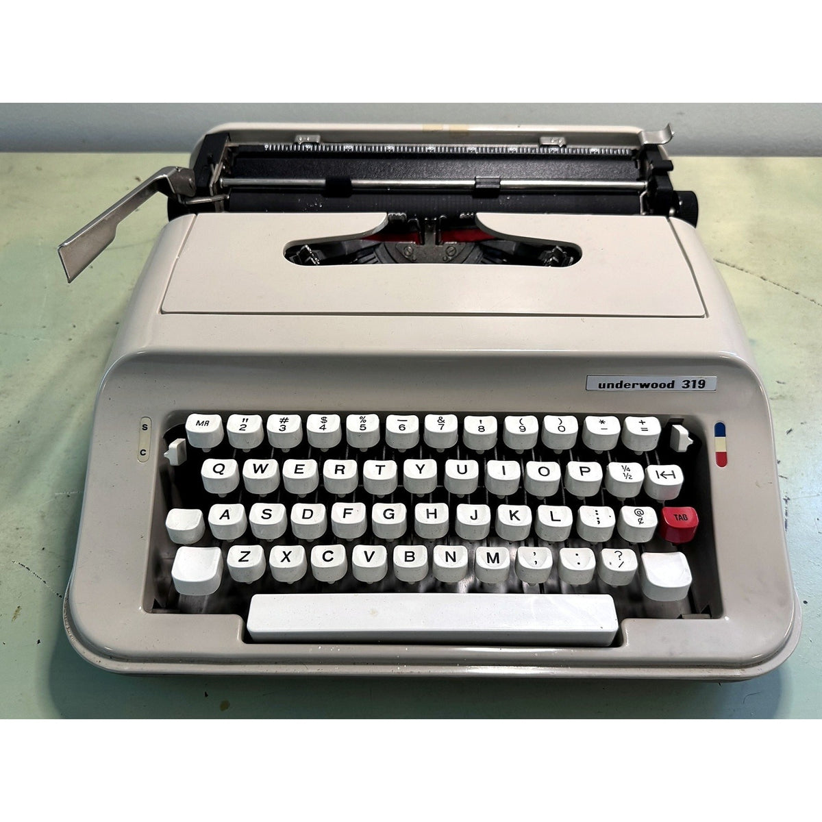 Underwood 319 Portable Typewriter w/Case • Serviced, Tested Spanish-Made Manual