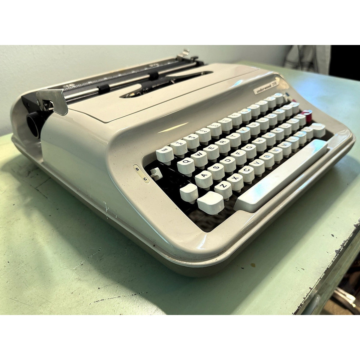 Underwood 319 Portable Typewriter w/Case • Serviced, Tested Spanish-Made Manual