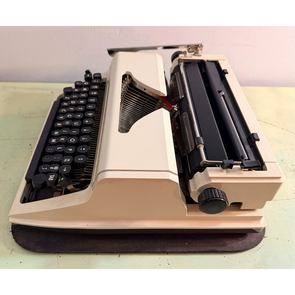 1978 Erika Model 40 Portable Typewriter • QWERTY keyboard • East German w/Case