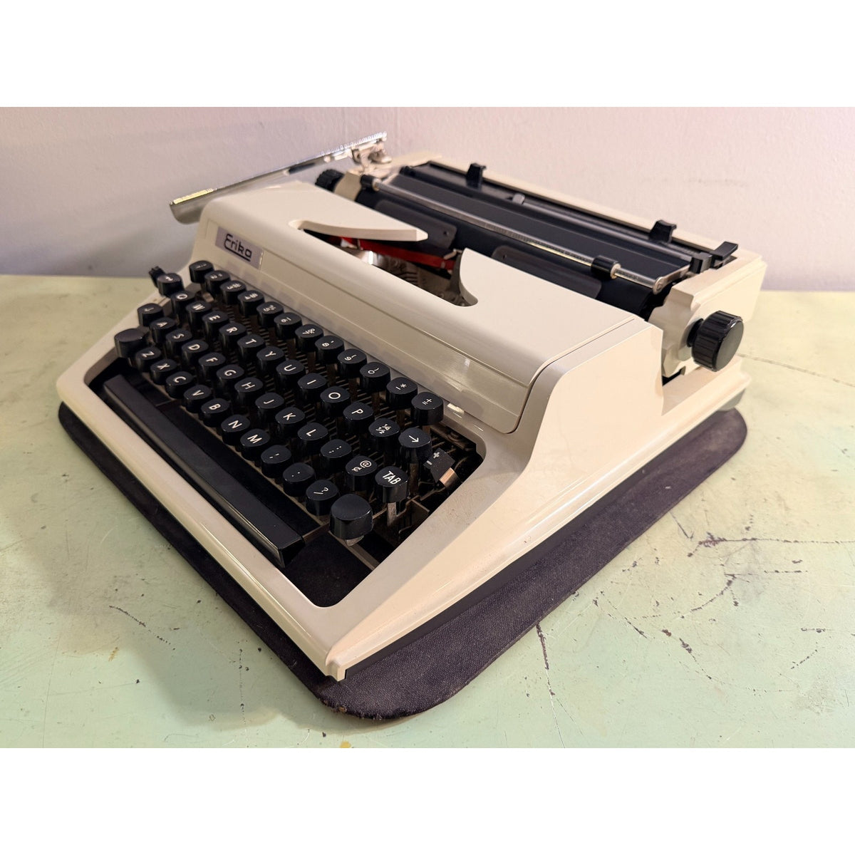 1978 Erika Model 40 Portable Typewriter • QWERTY keyboard • East German w/Case