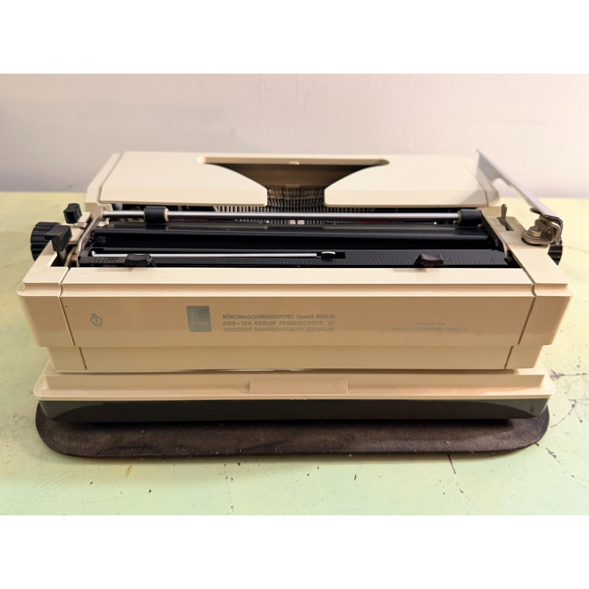 1978 Erika Model 40 Portable Typewriter • QWERTY keyboard • East German w/Case