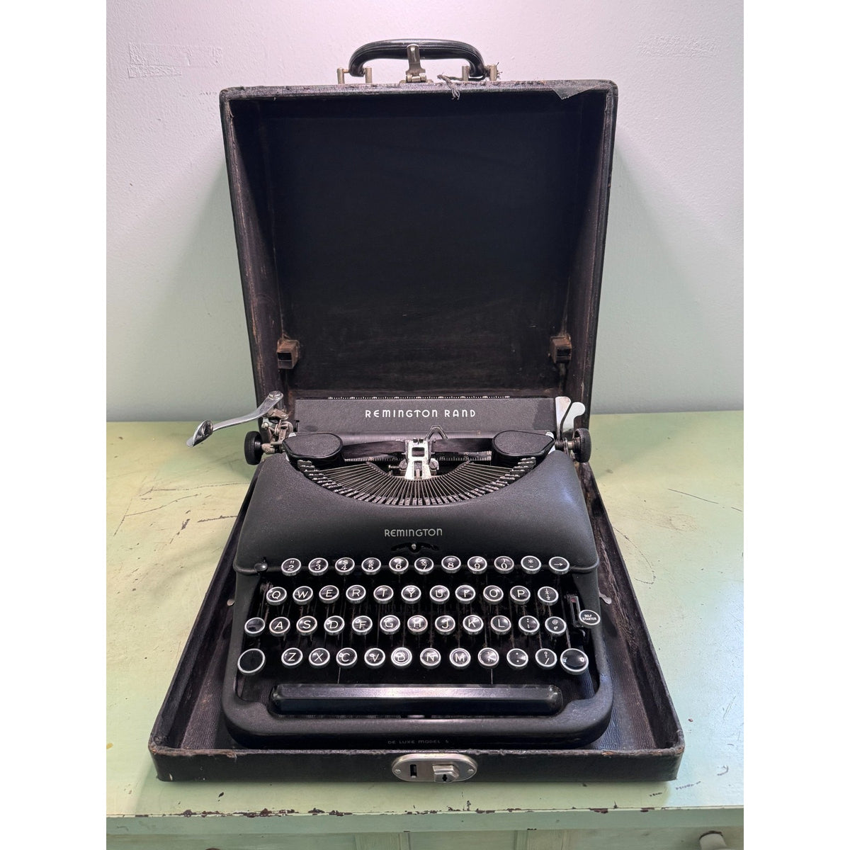 1940s Remington Rand De Luxe Model 5 • Black Portable Typewriter w/Case