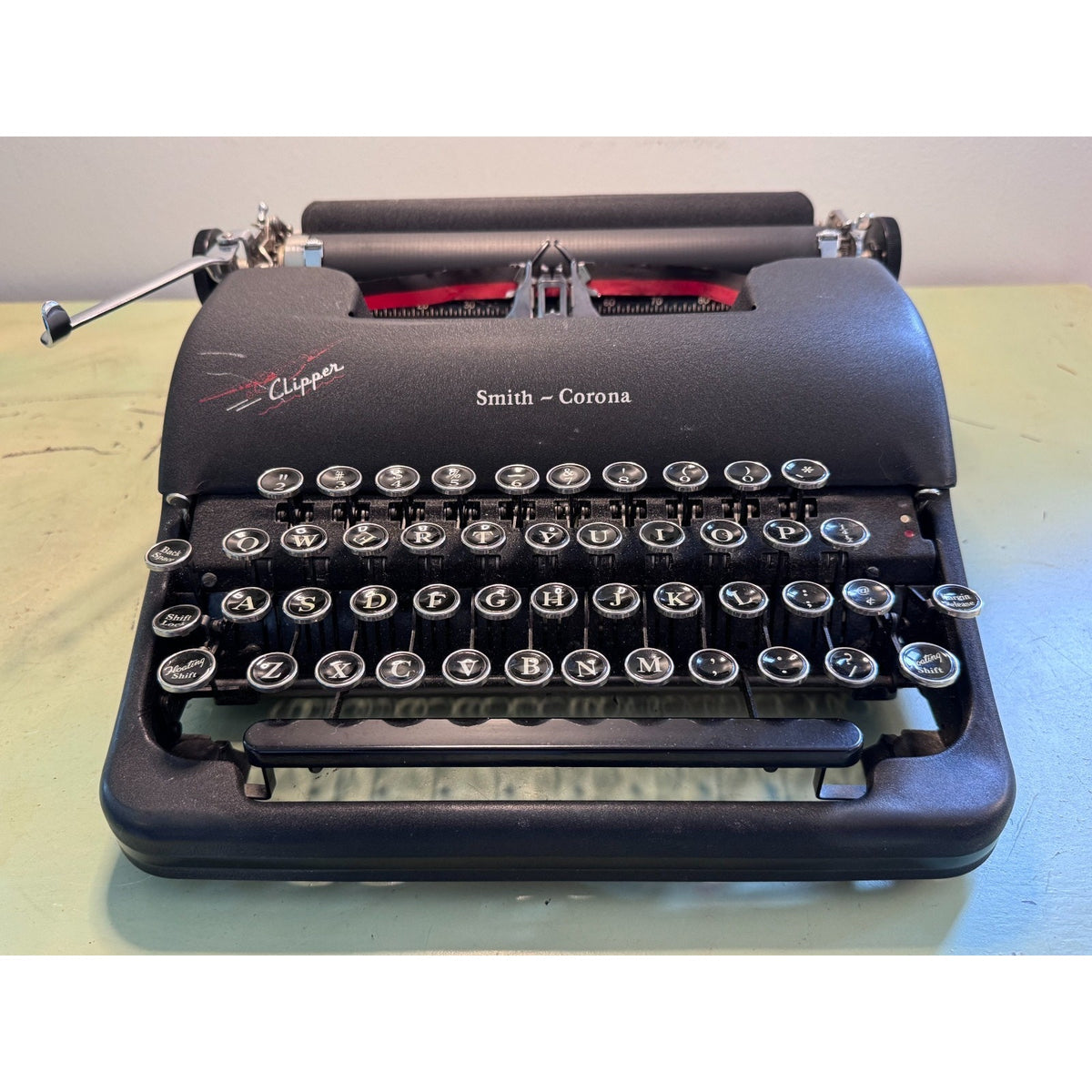 Smith-Corona Clipper Typewriter • Black Crinkle • Glass Key Portable w/Case