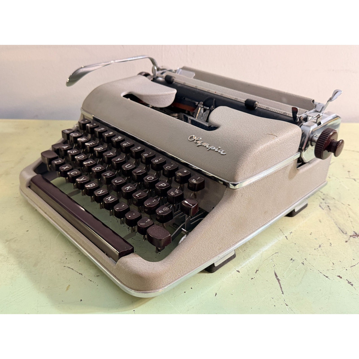 Gray Olympia SM3 Typewriter • Chocolate Keys • w/Cleaning Kit & Case • Tested