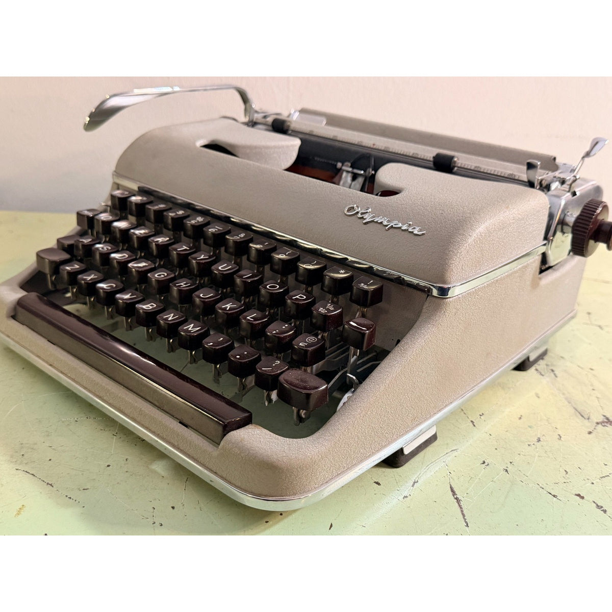Gray Olympia SM3 Typewriter • Chocolate Keys • w/Cleaning Kit & Case • Tested