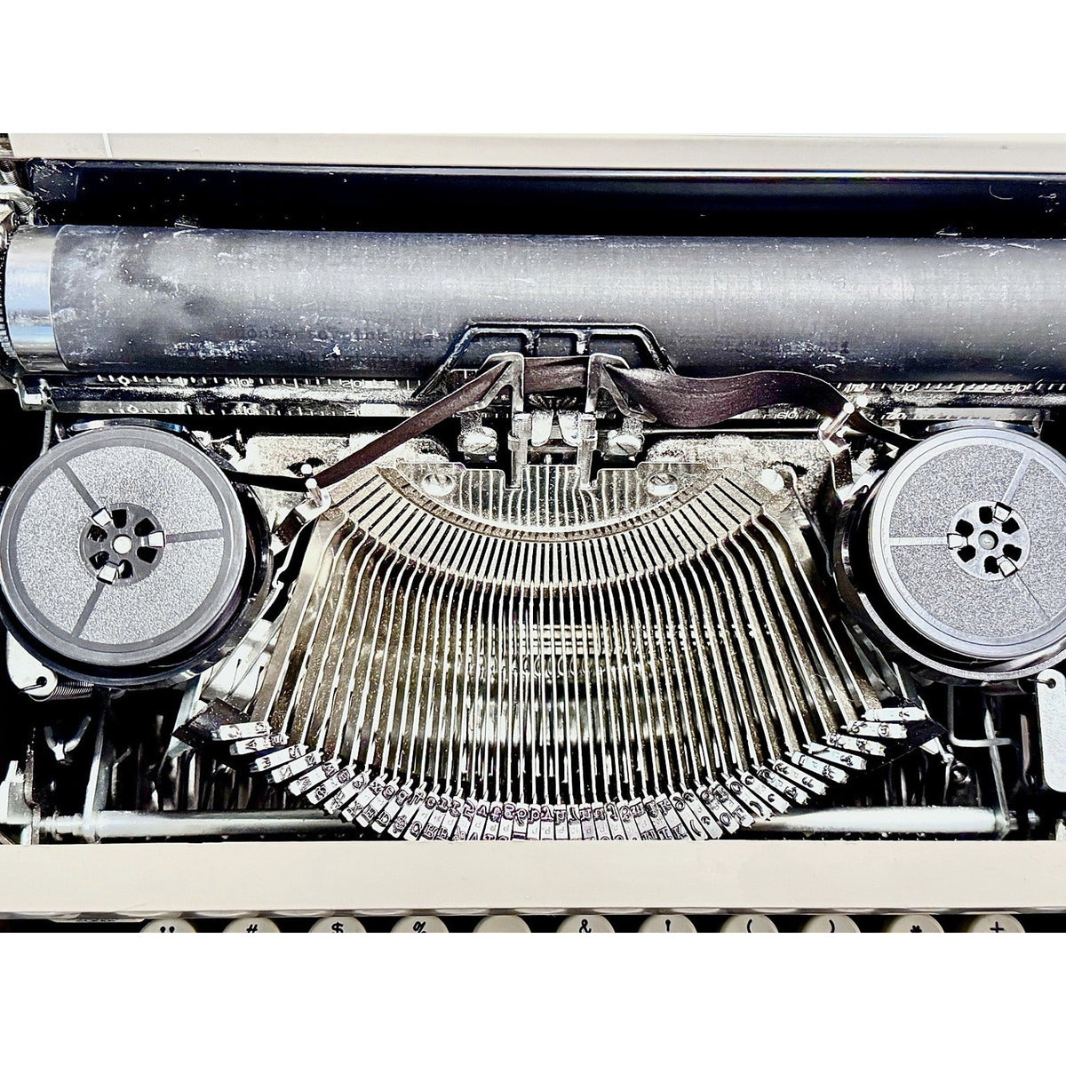 Royal 890 Manual Typewriter • Beige Mid-60s Portable w/Case • Serviced & Tested