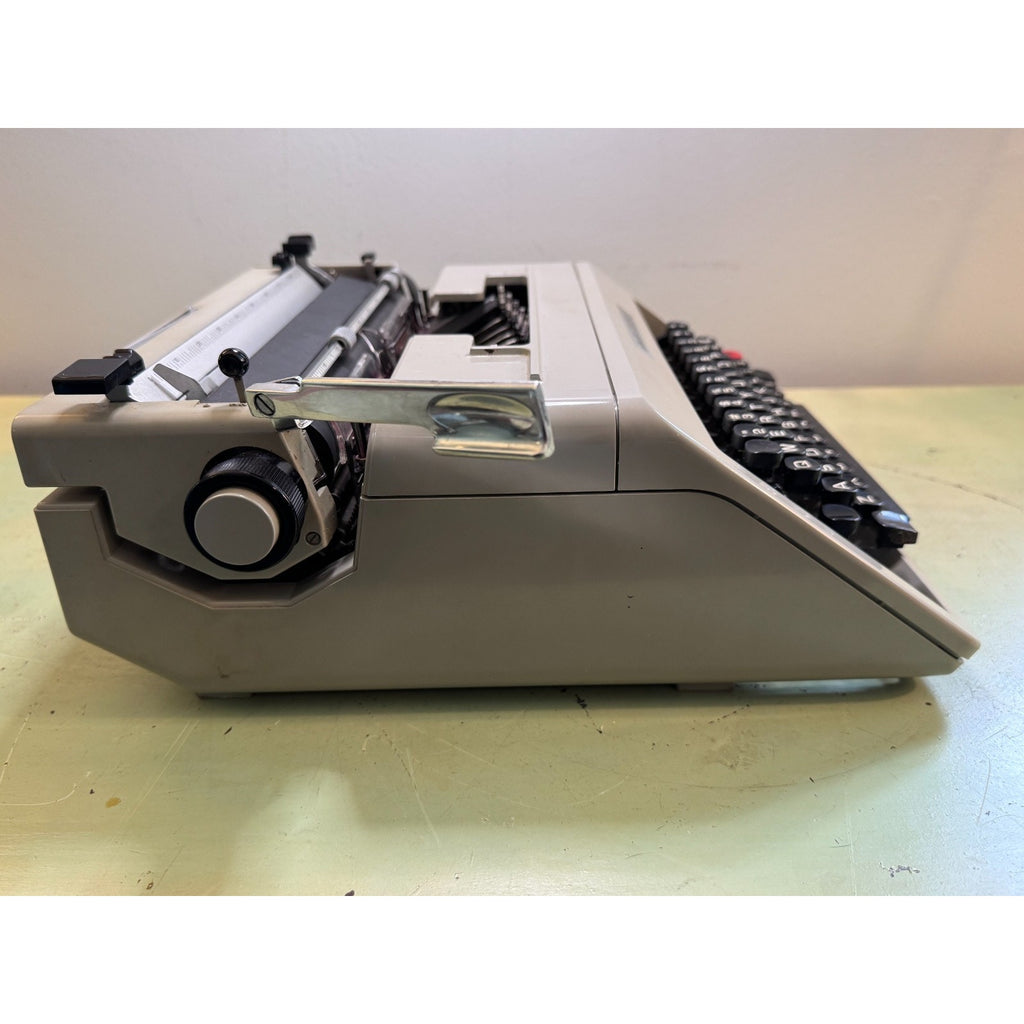 Tan Olivetti Studio 45 Typewriter • Barcelona, Spain • Tested, w/Case & Papers
