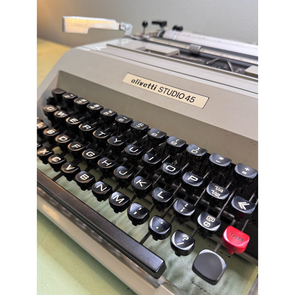 Tan Olivetti Studio 45 Typewriter • Barcelona, Spain • Tested, w/Case & Papers