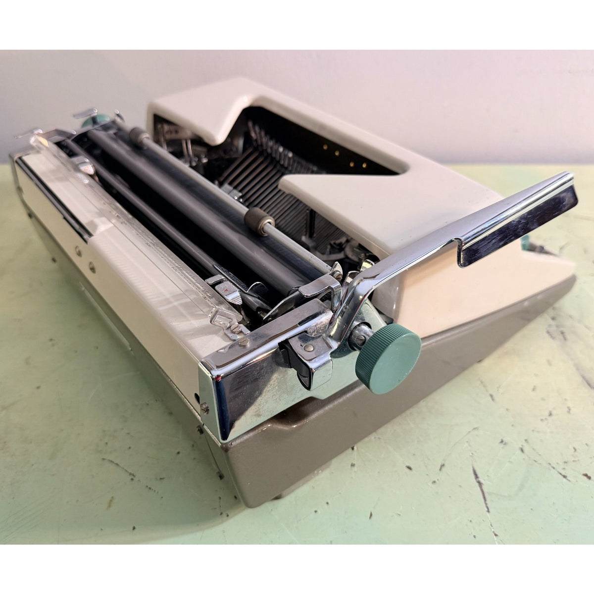 Olympia SM7 De Luxe Typewriter • Cream & Taupe • West Germany w/Case