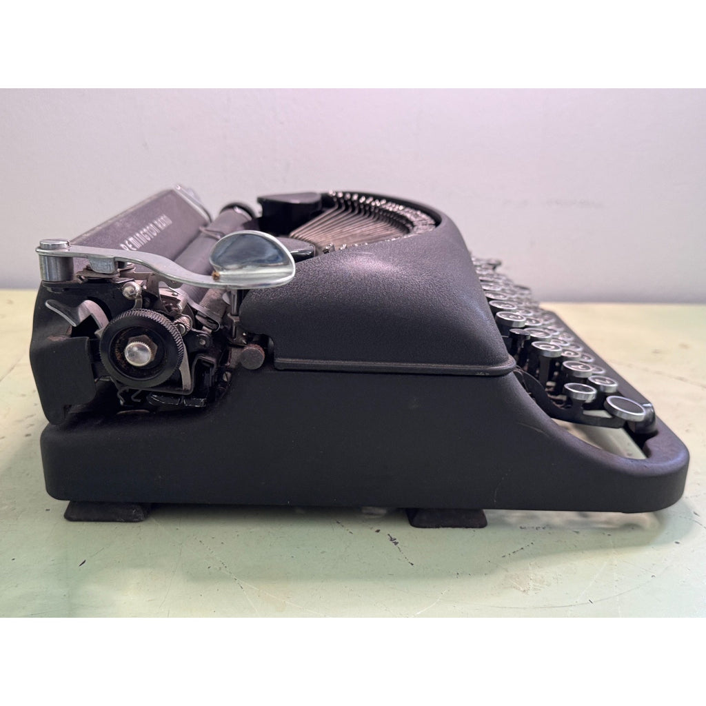 1940s Remington Rand De Luxe Model 5 • Black Portable Typewriter w/Case