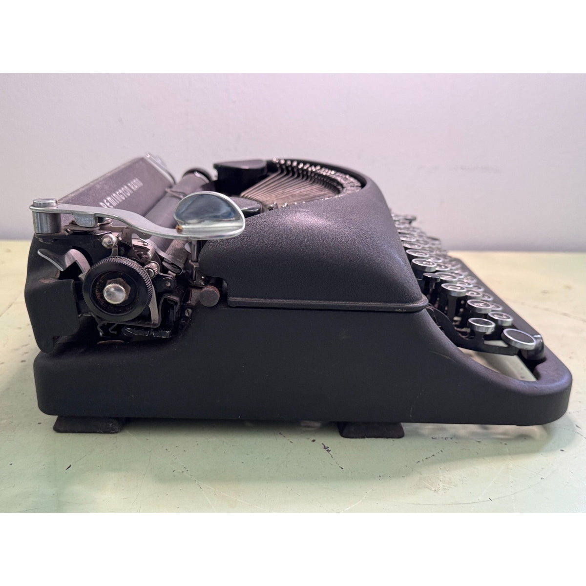 1940s Remington Rand De Luxe Model 5 • Black Portable Typewriter w/Case