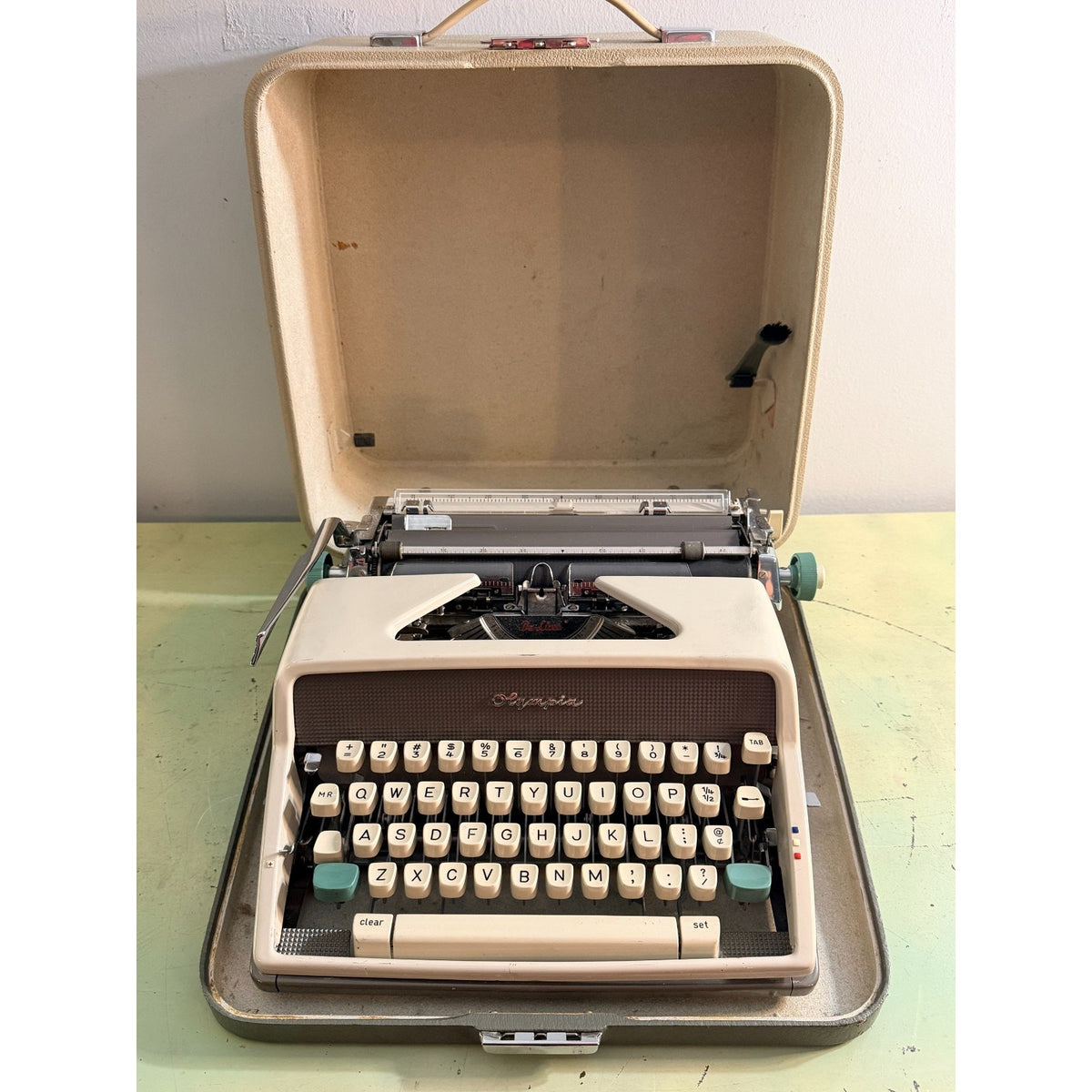 Olympia SM7 De Luxe Typewriter • Cream & Taupe • West Germany w/Case