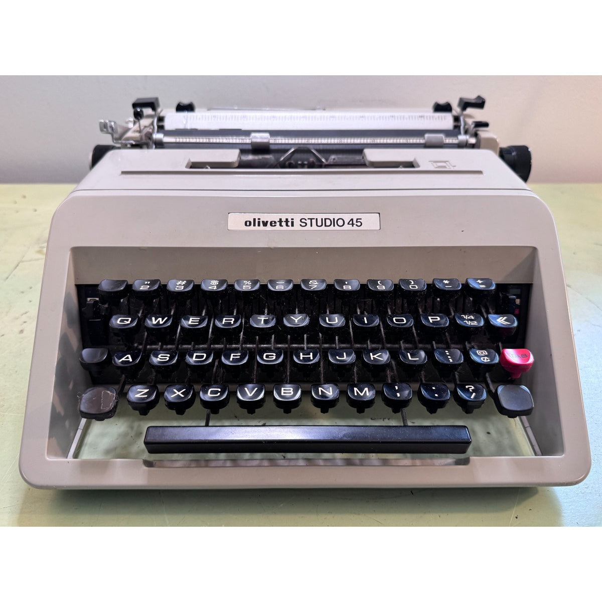 Tan Olivetti Studio 45 Typewriter • Barcelona, Spain • Tested, w/Case & Papers