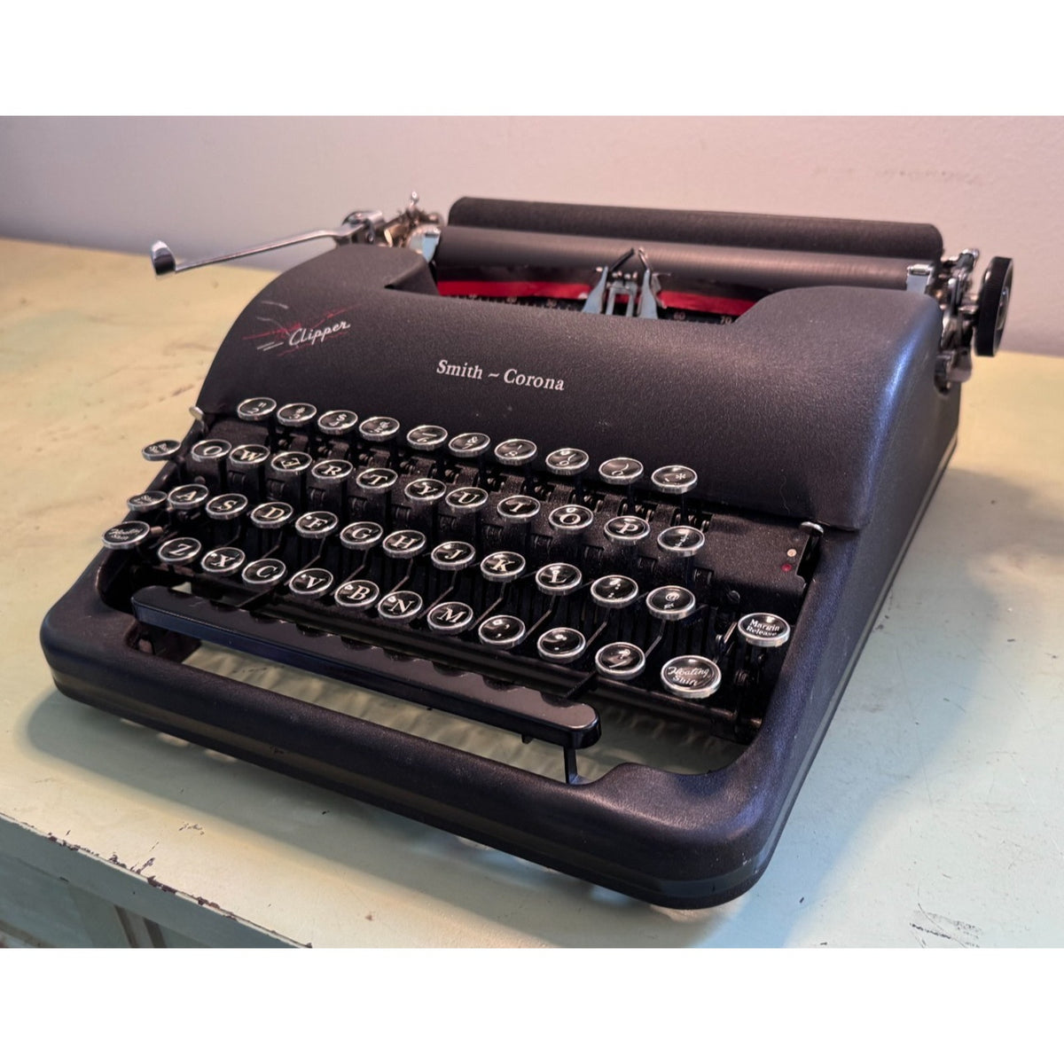 Smith-Corona Clipper Typewriter • Black Crinkle • Glass Key Portable w/Case