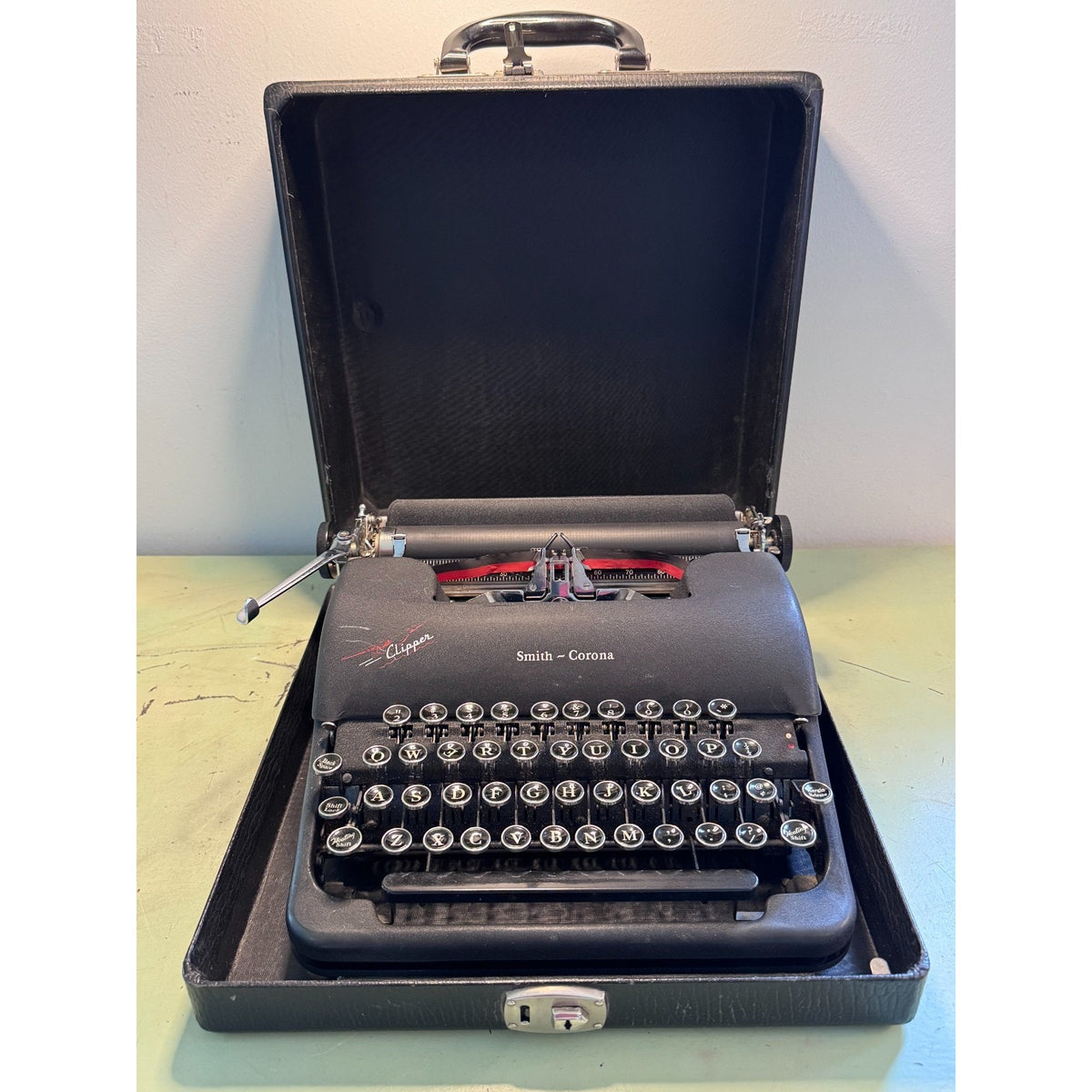 Smith-Corona Clipper Typewriter • Black Crinkle • Glass Key Portable w/Case