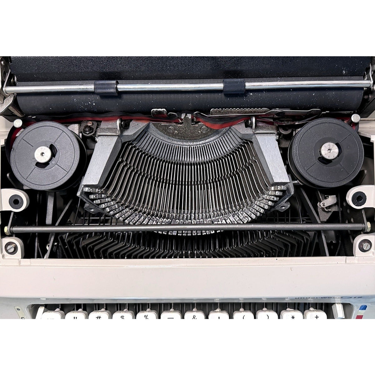 Underwood 319 Portable Typewriter w/Case • Serviced, Tested Spanish-Made Manual