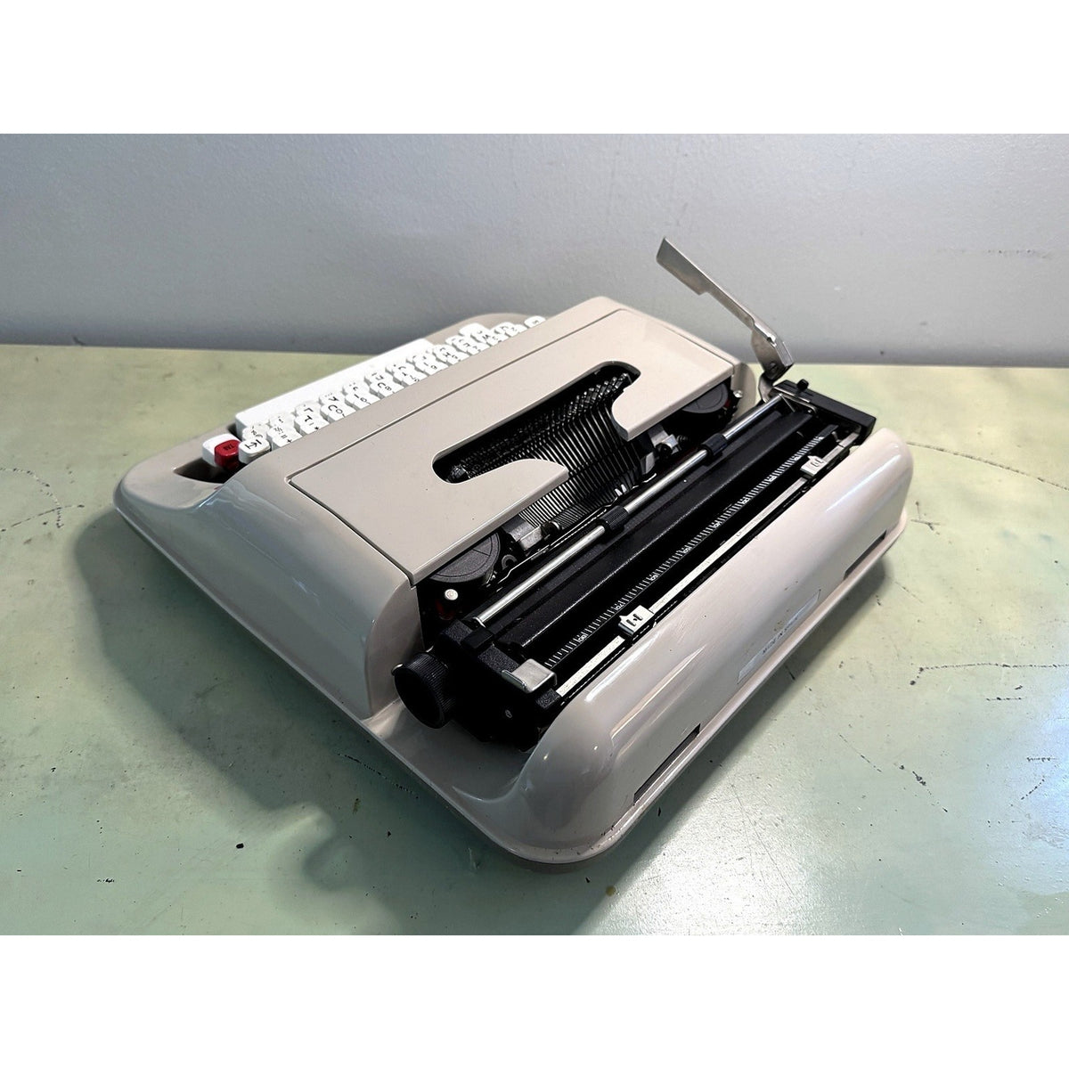 Underwood 319 Portable Typewriter w/Case • Serviced, Tested Spanish-Made Manual