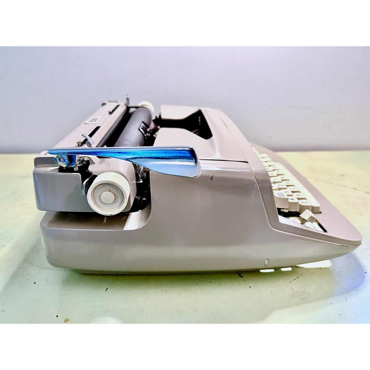 Royal 890 Manual Typewriter • Beige Mid-60s Portable w/Case • Serviced & Tested
