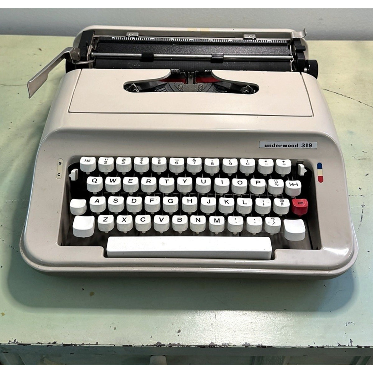 Underwood 319 Portable Typewriter w/Case • Serviced, Tested Spanish-Made Manual