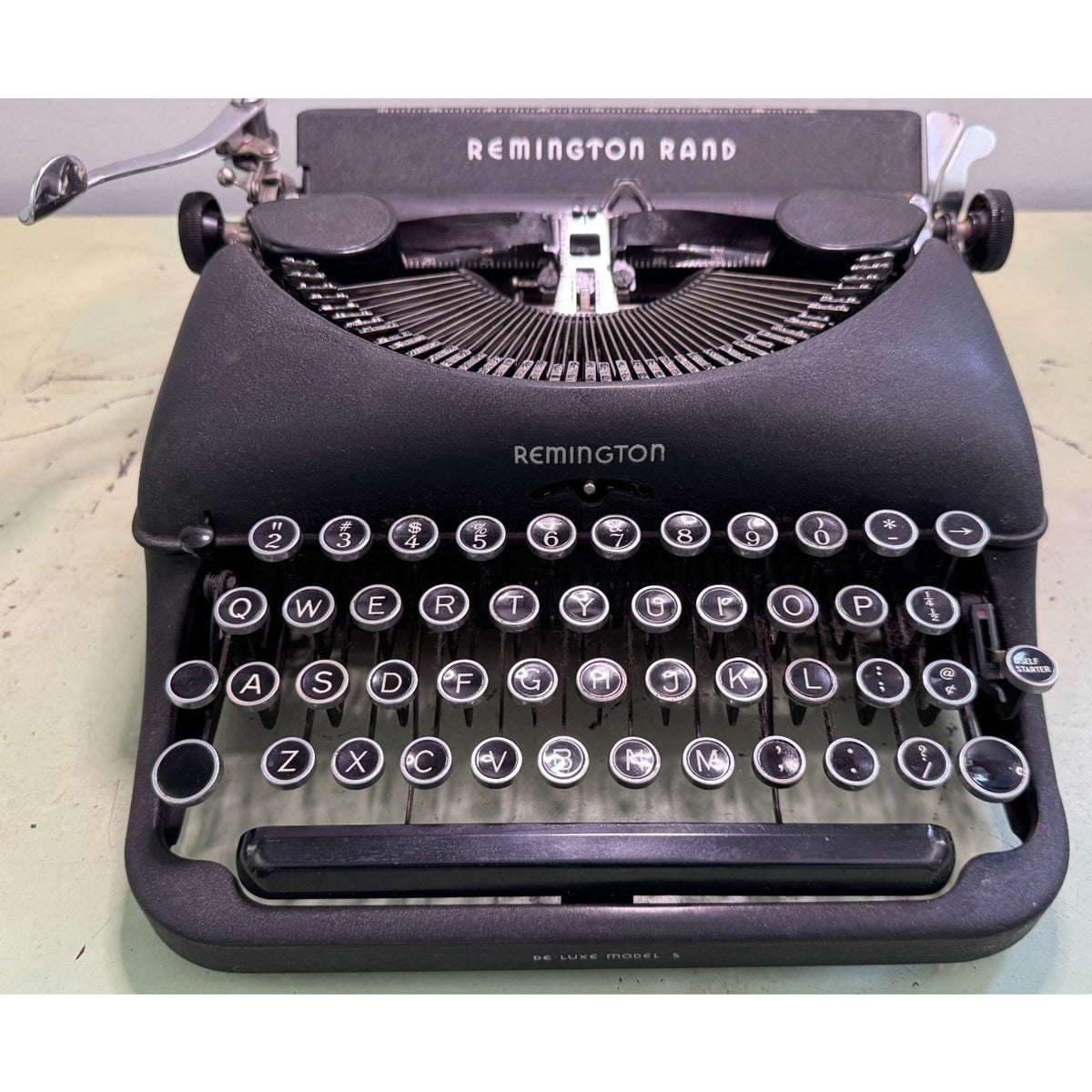 1940s Remington Rand De Luxe Model 5 • Black Portable Typewriter w/Case