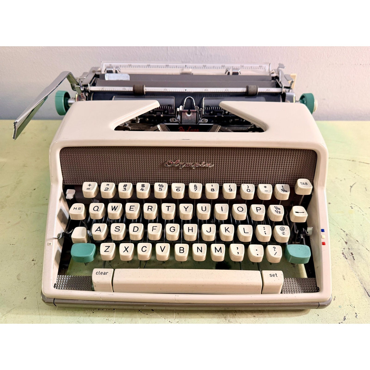 Olympia SM7 De Luxe Typewriter • Cream & Taupe • West Germany w/Case