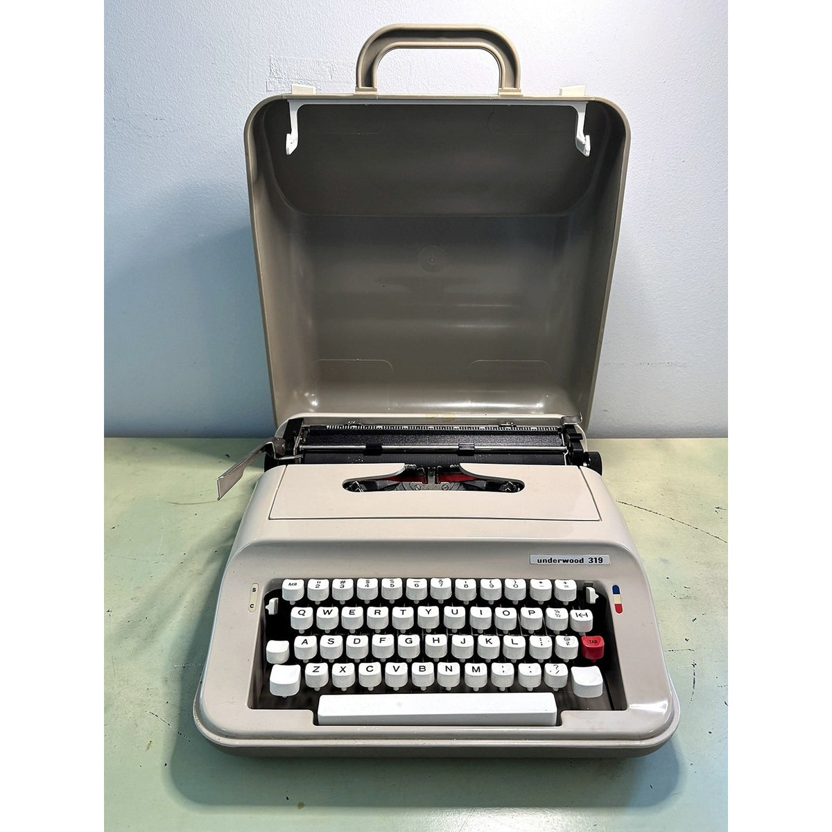 Underwood 319 Portable Typewriter w/Case • Serviced, Tested Spanish-Made Manual