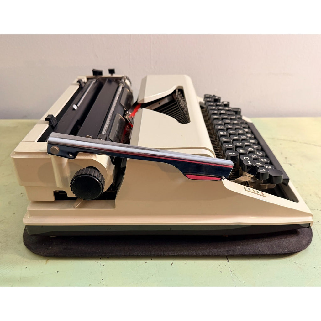 1978 Erika Model 40 Portable Typewriter • QWERTY keyboard • East German w/Case