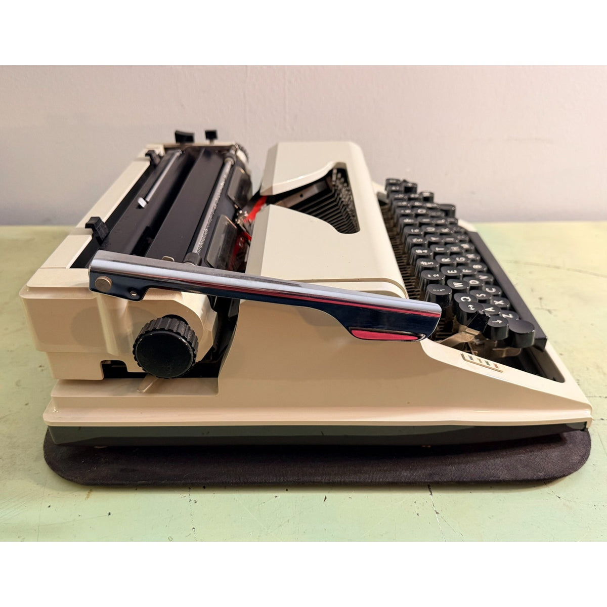 1978 Erika Model 40 Portable Typewriter • QWERTY keyboard • East German w/Case