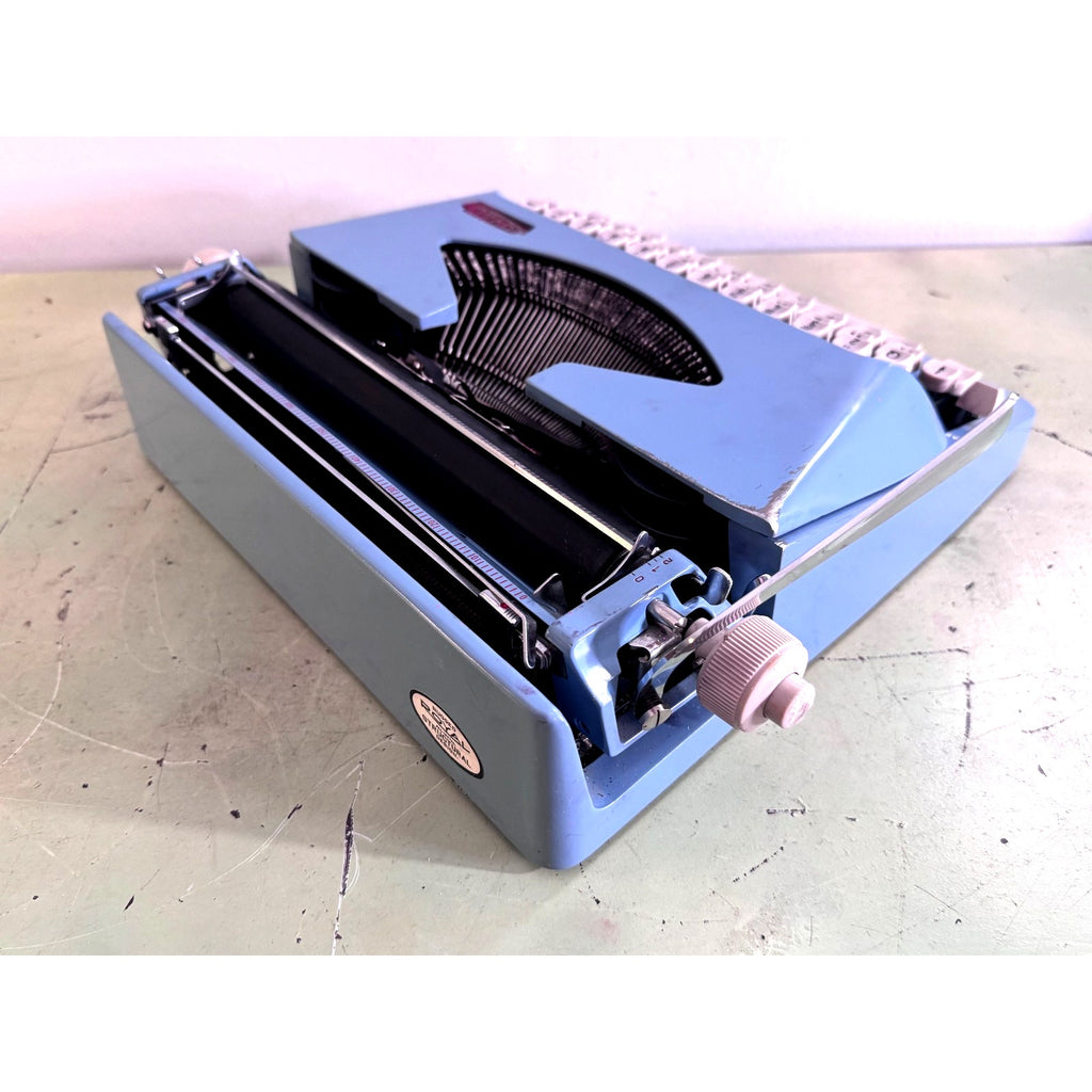 Powder Blue Royal Parade Typewriter • Cleaned & Tested w/Case • Holland-Made