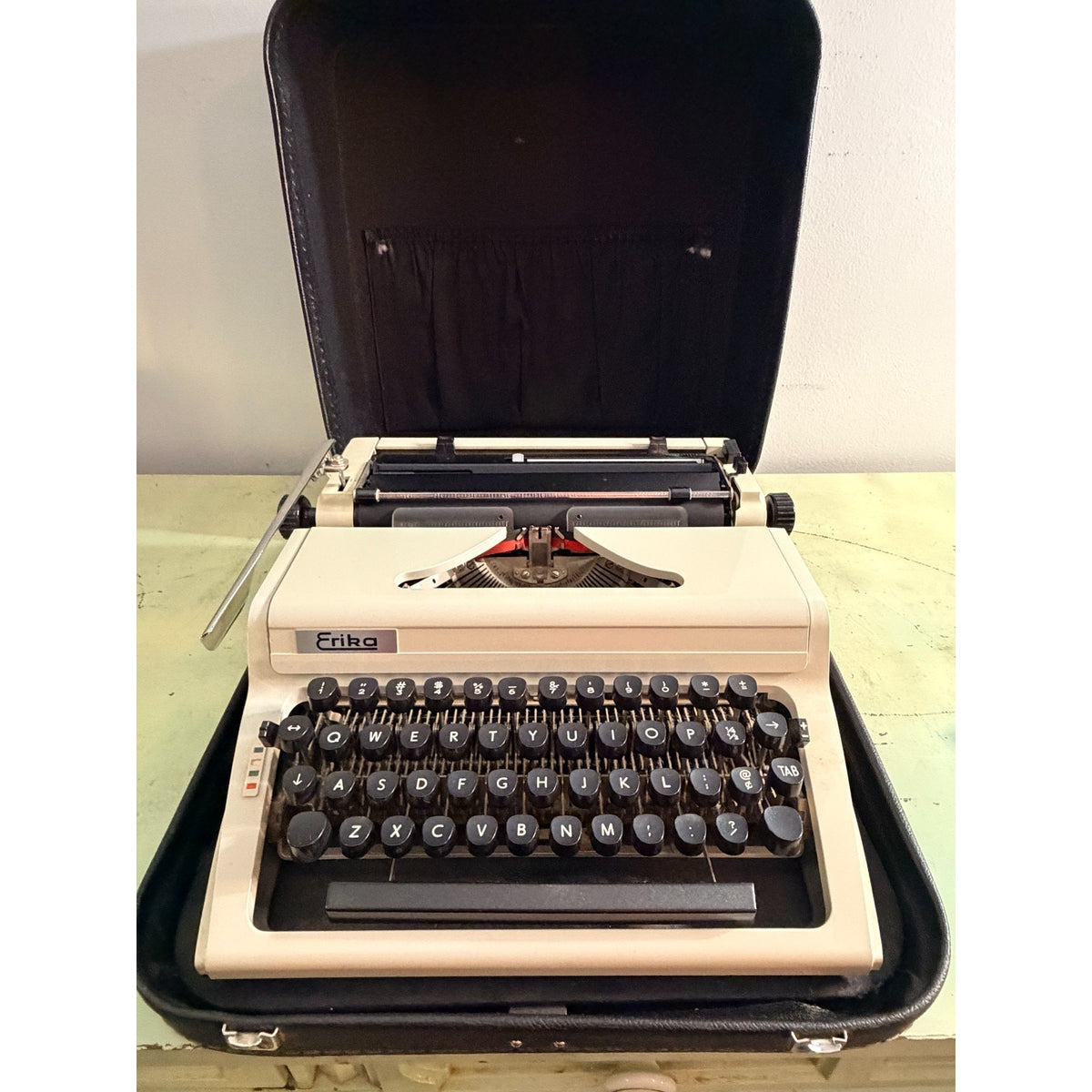 1978 Erika Model 40 Portable Typewriter • QWERTY keyboard • East German w/Case