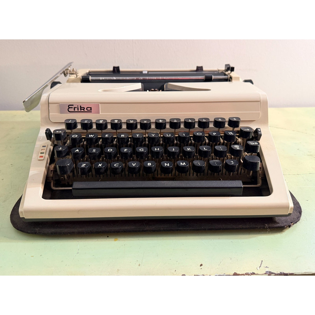 1978 Erika Model 40 Portable Typewriter • QWERTY keyboard • East German w/Case