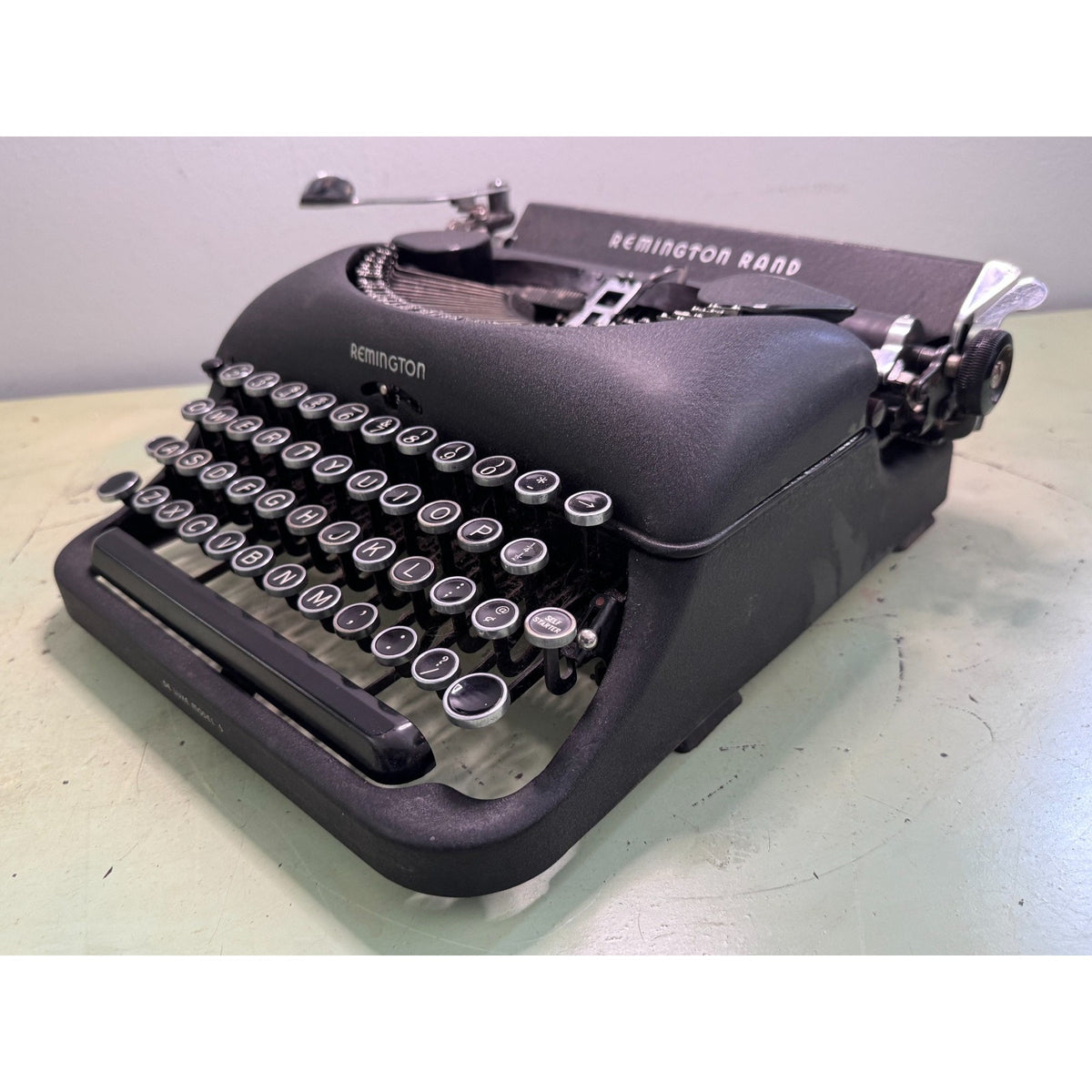 1940s Remington Rand De Luxe Model 5 • Black Portable Typewriter w/Case