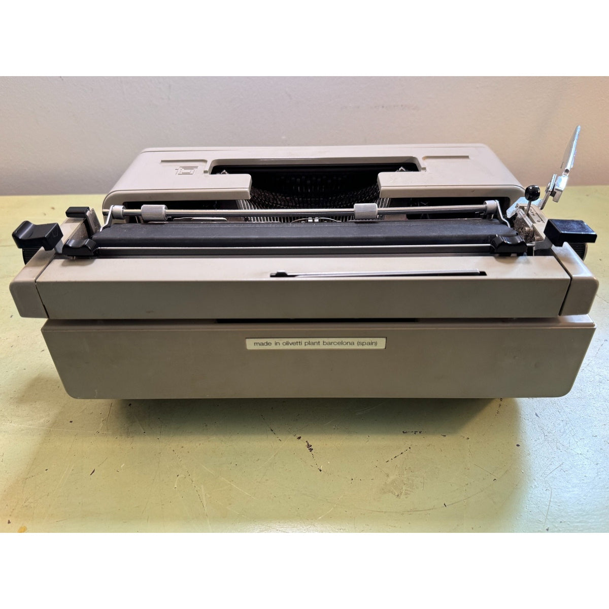 Tan Olivetti Studio 45 Typewriter • Barcelona, Spain • Tested, w/Case & Papers